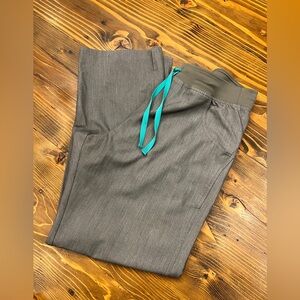 🚨 FINAL SALE 🚨 FIGS Kade Scrub Pants, Size L, Graphite